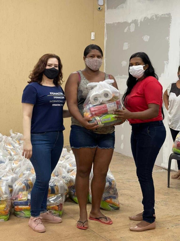 FENACON entrega 150 cestas básicas às famílias do projeto Mãos Solidárias