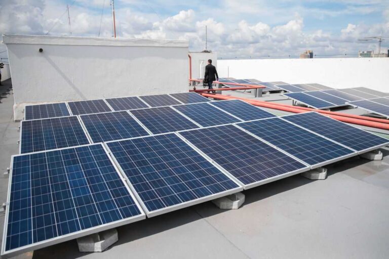 Projeto determina instalação de postes com energia solar em rodovias sem iluminação