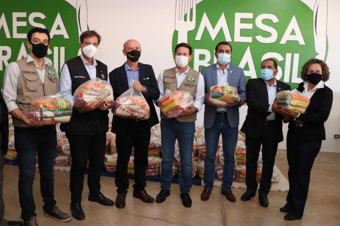 As autoridades fizeram entregas simbólicas de cestas básicas