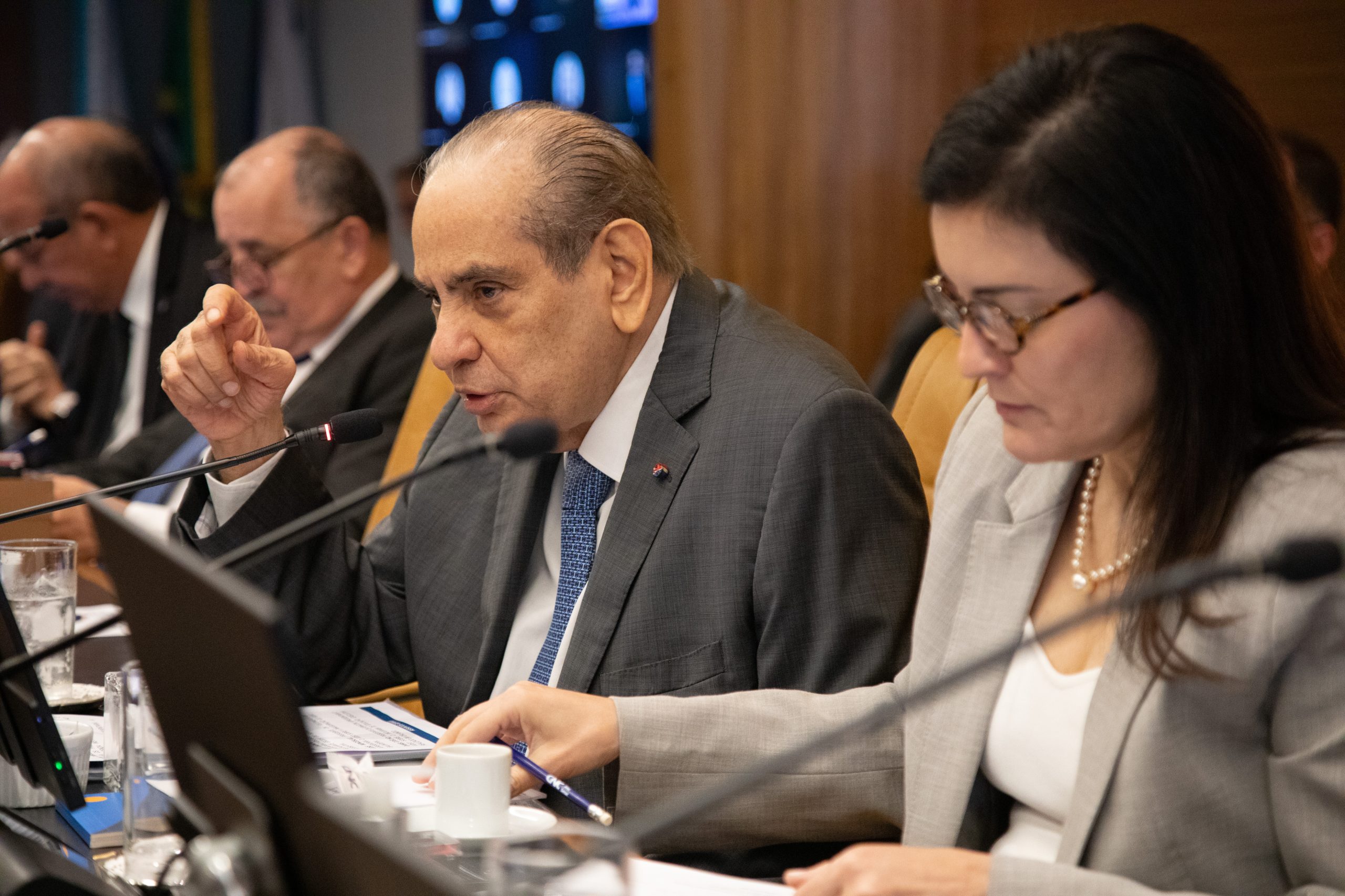 Pressões econômicas e agenda institucional pautam reunião da Diretoria da CNC