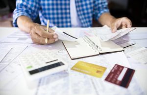 Explosão com gastos em apostas on-line pressiona orçamento familiar, levando 268 mil famílias à inadimplência