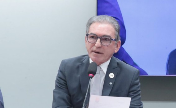 Representantes de farmacêuticos e donos de farmácias divergem sobre piso salarial