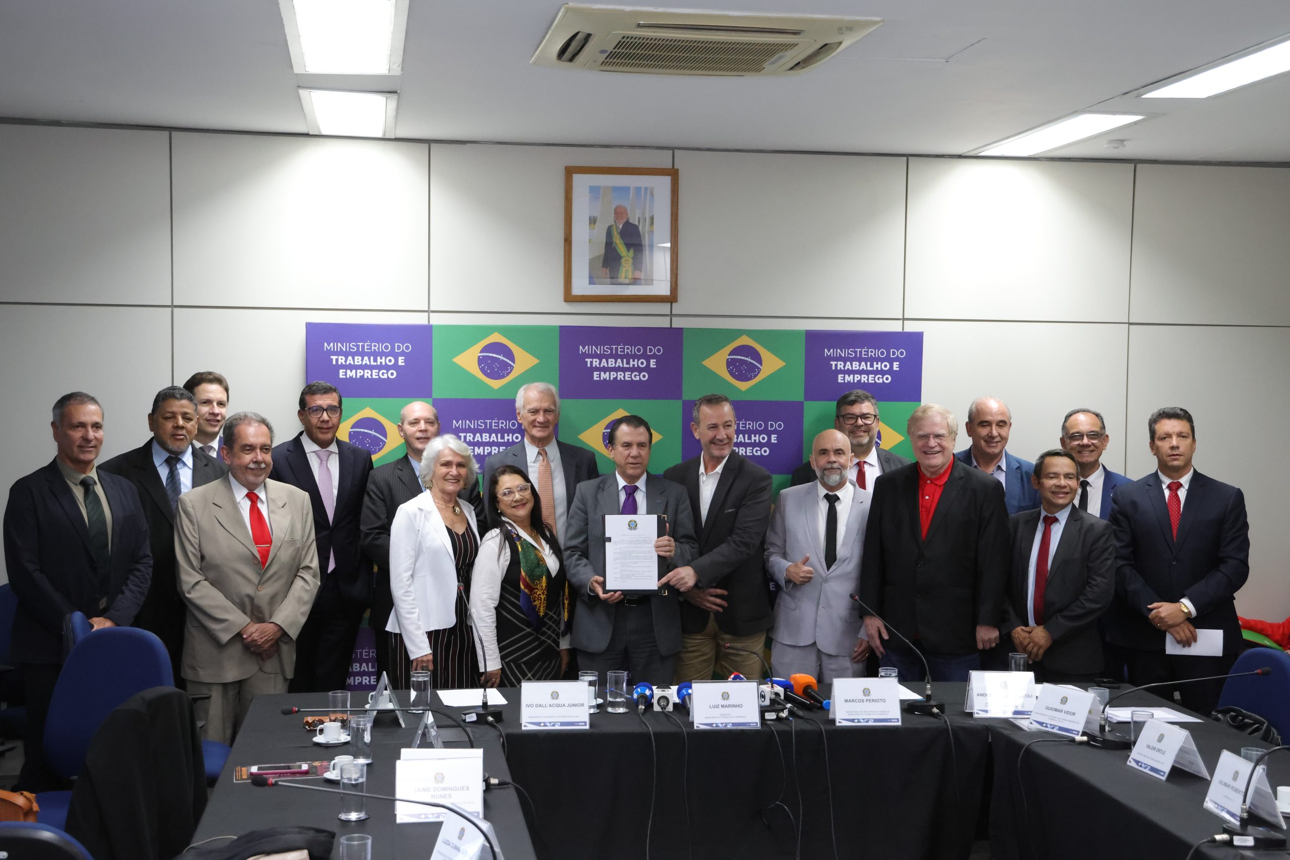 Assinada portaria sobre trabalho em feriados, construída com participação da CNC