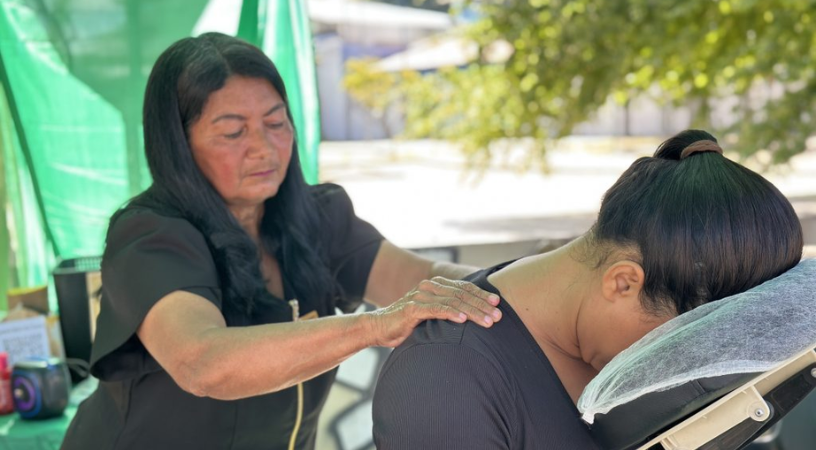 Senac-AL: ex-aluna transforma praça pública em estúdio de massagem
