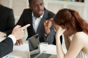 Projeto prevê indenização por atraso salarial e reforça combate ao assédio no trabalho
