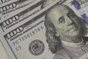 Dólar volta a R$ 5 com ambiente externo e ajuste pós-eleitoral