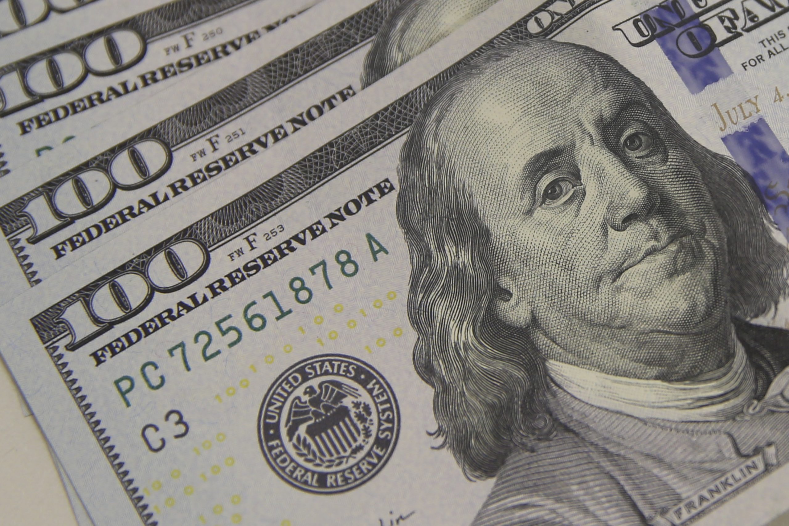 Dólar volta a R$ 5 com ambiente externo e ajuste pós-eleitoral