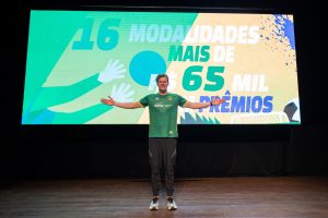 César Cielo inspira nadadores durante a 40ª Copa Sesc