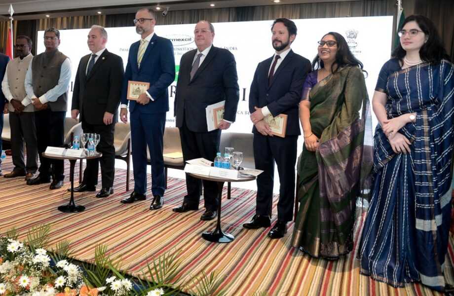 Ravi Udaya Bhaskar, diretor geral da Pharmexcil; Suresh K. Reddy, embaixador da Índia no Brasil; Marcelo Queiroga, ministro da Saúde; Antonio Barra Torres, diretor-presidente da Anvisa; Nelson Mussolini, presidente do Sindusfarma; Norberto Prestes, presidente da Abiquifi; Manisha Swami, consulesa geral da Índia em São Paulo; e Lakshmi Prasanna, diretora de Assuntos Regulatórios da Pharmexcil Fotos: Jorge Bevilacqua e Francisco Cepeda