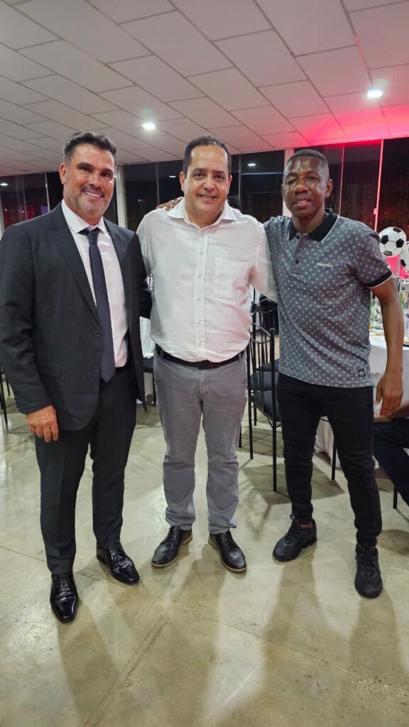 Rolando Brandão junto ao presidente da SAF do Pousão, César Godoy, e o ex-jogador Amaral / Foto: Iago Almeida/SINDIPA