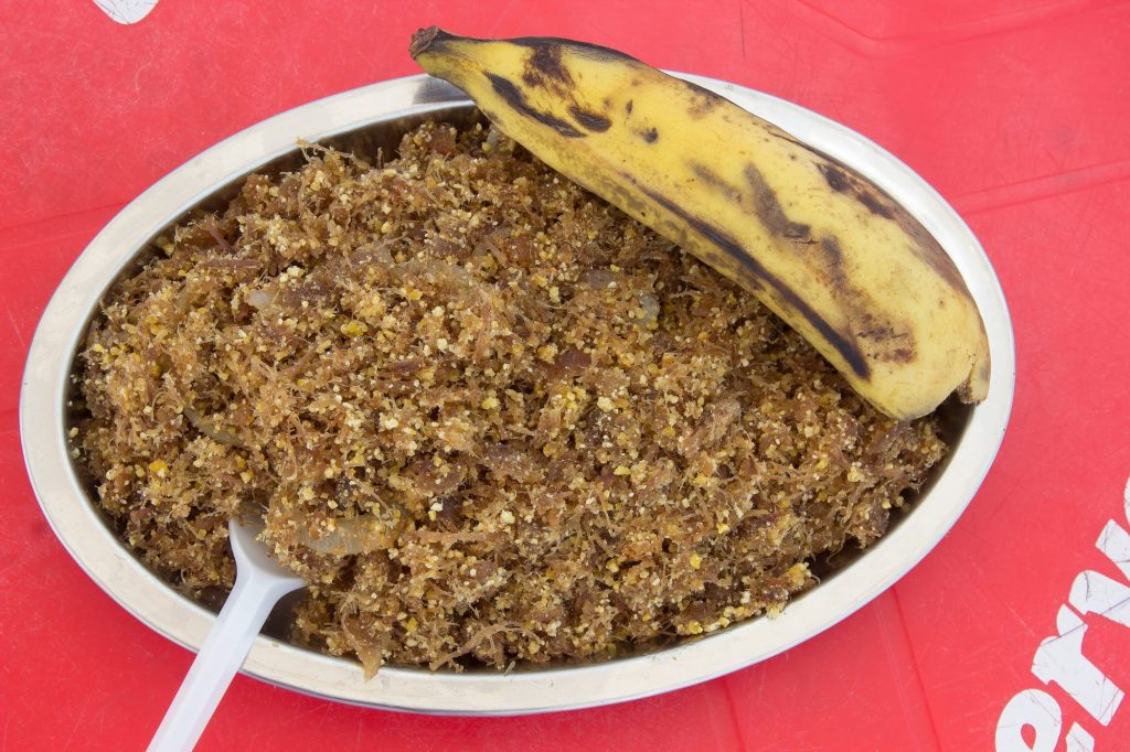 Paçoca de carne com banana, prato típico de Roraima