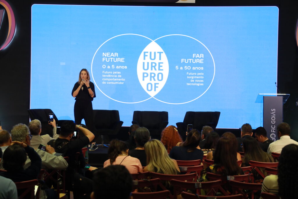 Daniela Klaiman discute transição do consumo do modelo americano para a influência asiática e desafios climáticos no varejo na Expo Fecomércio