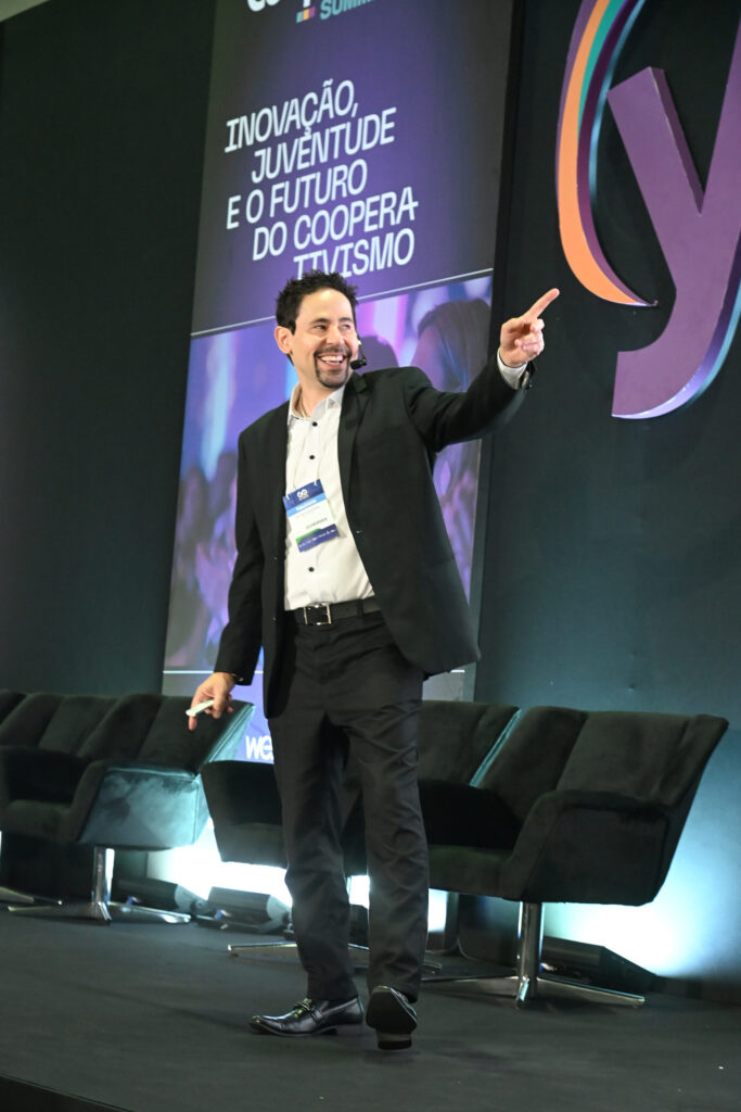 Luís Artur Nogueira destaca entraves políticos e uso indevido de recursos públicos no crescimento do Brasil na Expo Fecomércio em Goiânia.